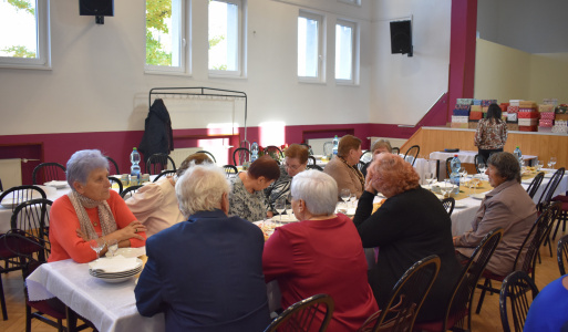 POSEDENIE PRI PRÍLEŽITOSTI MESIACA ÚCTY K STARŠÍM 2025 Pri príležitosti mesiaca október, ktorý je známy ako mesiac úcty k starším, sa vo štvrtok 6. novembra 2025 o 15:30 hod. v sále kultúrneho domu v Golianove, opäť po roku, stretli naši seniori na spoločnom posedení.