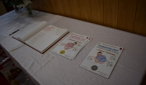 Slávnostné uvítanie detí do života 2025 Dňa 17. decembra 2025 o 14:00 hod. sa v priestoroch kultúrneho domu uskutočnila milá slávnosť – uvítanie našich najmenších spoluobčanov do života. Starosta obce oficiálne privítal do radov obyvateľov 17 detí, z toho 8 dievčat a 9 chlapcov. Slávnosť je peknou tradíciou, ktorou chceme rodinám vyjadriť podporu a ukázať, že každé narodené dieťa je pre našu obec vzácnym darom. Rodičia si prevzali pamätný list a malý darček. Všetkým novonarodeným deťom prajeme bezstarostné detstvo a rodičom veľa trpezlivosti a radosti z ich pokladov!